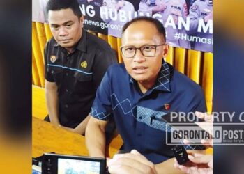 Direktur Reskrimum Polda Gorontalo Kombes Pol Ade Permana saat diwawancarai awak media di Mapolda Gorontalo, Selasa (11/11/2025). (Foto: Roy/Gorontalo Post).