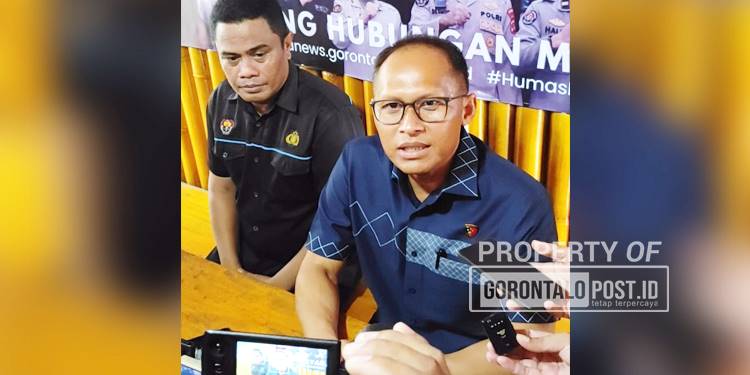 Direktur Reskrimum Polda Gorontalo Kombes Pol Ade Permana saat diwawancarai awak media di Mapolda Gorontalo, Selasa (11/11/2025). (Foto: Roy/Gorontalo Post).