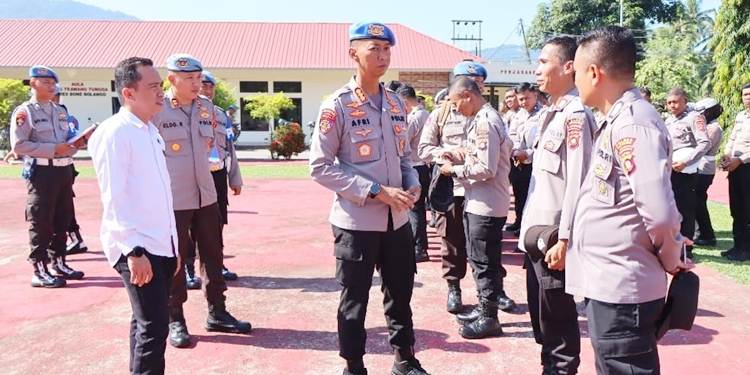 Kabid Propam Polda Gorontalo, Kombes Pol. Afri Darmawan,S.I.K.,M.H., saat melakukan pemeriksaan di wilayah Polres Bone Bolango.