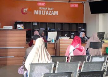 Direkrut RS Multazam, dr. H. Renny Ibrahim saat ditemui awak media ruang kerjanya, Selasa (25/11/2025). (Foto: Diyanti/Gorontalo Post)