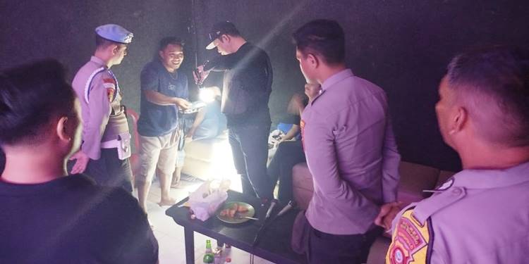 Aparat Polsek Tapa terus menggencarkan razia semua tempat hiburan malam di wilayah hukumnnya, Minggu,( 02/11/2025),