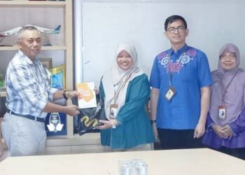 Plt Kepala BPS Provinsi Gorontalo Dwi Alwi Astuti menyerahkan buklet data strategis Provinsi Gorontalo saat bertemu pimpinan Gorontalo Post, di Graha Pena Gorontalo, Kamis,(27/11). (foto: lidya/ gorontalo post)