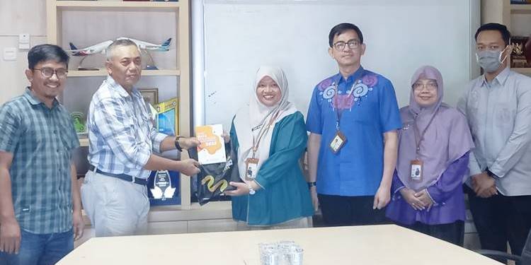 Plt Kepala BPS Provinsi Gorontalo Dwi Alwi Astuti menyerahkan buklet data strategis Provinsi Gorontalo saat bertemu pimpinan Gorontalo Post, di Graha Pena Gorontalo, Kamis,(27/11). (foto: lidya/ gorontalo post)