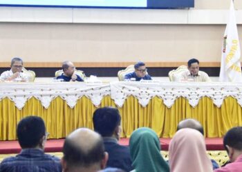 Wali Kota Gorontalo, Adhan Dambea, Wakil Wali Kota Gorontalo, Indra Gobel dan Sekda Ismail Madjid pada Rakor pembahasan rancangan anggaran pendapatan dan belanja daerah (APBD) 2026, Ahad (23/11/2025) di BLY. (Foto: Prokopim)