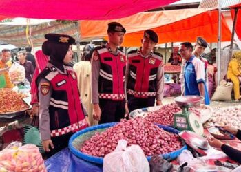 Personel Dit Samapta Polda Gorontalo, melaksanakan kegiatan patroli di pasar serta tempat-tempat keramaian lainnya, untuk memastikan keamanan dan kenyamanan masyarakat.