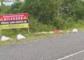 Baliho yang bertuliskan larangan membuang sampah di jalan GORR diabaikan warga. Terbukti di dekat baliho tersebut justru menjadi tempat pembuangan sampah. (Foto: Roy/Gorontalo Post)