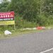 Baliho yang bertuliskan larangan membuang sampah di jalan GORR diabaikan warga. Terbukti di dekat baliho tersebut justru menjadi tempat pembuangan sampah. (Foto: Roy/Gorontalo Post)
