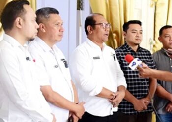 Sekda Provinsi Gorontalo Sofyan Ibrahim, memberikan keterangan pers terkait penonaktifan Kadispora Daniel Ibrahim di Rudis Gubernur, Rabu (26/11). (foto: dok/kominfotik)