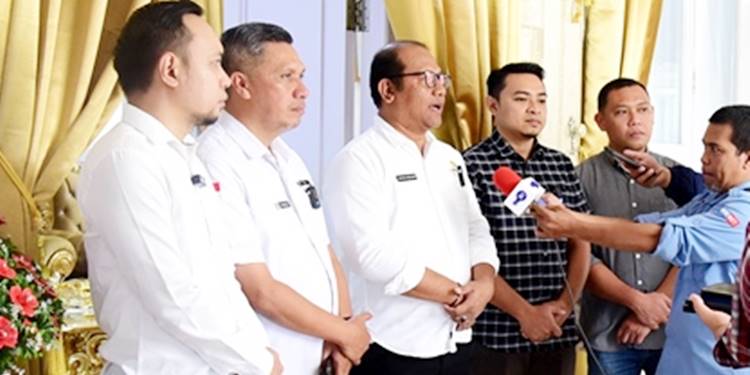 Sekda Provinsi Gorontalo Sofyan Ibrahim, memberikan keterangan pers terkait penonaktifan Kadispora Daniel Ibrahim di Rudis Gubernur, Rabu (26/11). (foto: dok/kominfotik)