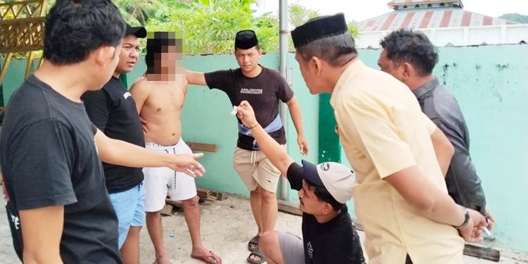 Iptu Renly H. Turangan,S.H bersama personel, saat mengamankan seorang pemuda yang diduga terlibat narkoba jenis sabu.