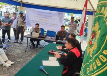 Sejumlah pengendara mengikuti sidang di tempat atas pelanggaran berlalu lintas, Senin (25/11). (F. Natharahman/ Gorontalo Post)