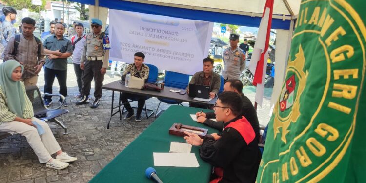 Sejumlah pengendara mengikuti sidang di tempat atas pelanggaran berlalu lintas, Senin (25/11). (F. Natharahman/ Gorontalo Post)