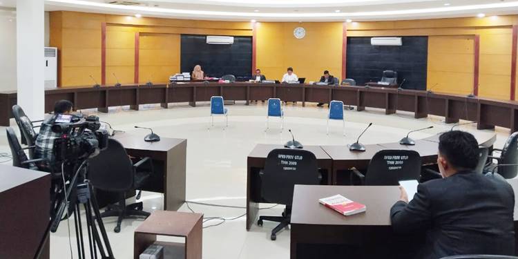 Suasana sidang kasus dugaan pelanggaran kode etik anggota Deprov berinisial MY yang digelar Badan Kehormatan (BK) Deprov Gorontalo, kemarin (11/11). (foto:Rahmat Malik/Gorontalo Post)