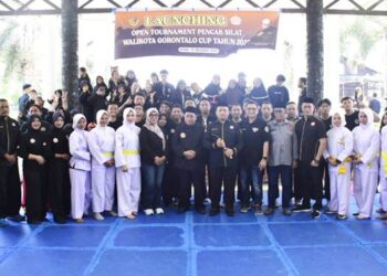 Wali Kota Gorontalo, Adhan Dambea ketika melakukan foto bersama dengan para pesilat dari sejumlah perguruan di Kota Gorontalo. (Foto: Prokopim)