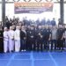 Wali Kota Gorontalo, Adhan Dambea ketika melakukan foto bersama dengan para pesilat dari sejumlah perguruan di Kota Gorontalo. (Foto: Prokopim)