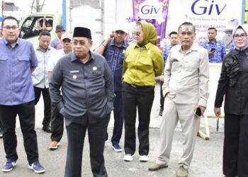 Wali Kota Gorontalo, Adhan Dambea didampingi sejumlah anggota DPRD Kota Gorontalo ketika meninjau pekerjaan proyek Jalan Jenderal Soeprapto, Senin (10/11/2025). (Foto: Prokopim)