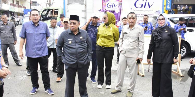 Wali Kota Gorontalo, Adhan Dambea didampingi sejumlah anggota DPRD Kota Gorontalo ketika meninjau pekerjaan proyek Jalan Jenderal Soeprapto, Senin (10/11/2025). (Foto: Prokopim)