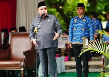 Wali Kota Gorontalo, Adhan Dambea ketika menjadi pembina pada upacara peringatan Hari Pahlawan tingkat Kota Gorontalo, Senin (10/11/2025). (Foto: Prokopim)