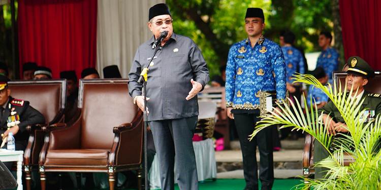 Wali Kota Gorontalo, Adhan Dambea ketika menjadi pembina pada upacara peringatan Hari Pahlawan tingkat Kota Gorontalo, Senin (10/11/2025). (Foto: Prokopim)