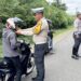 Kanit Turjawali, Bripka Mathius Pither Tato, memberikan edukasi kepada pengendara sepeda motor terkait dengan pelaksanaan operasi serta aturan lalu lintas. (F. Zulkifli/ Gorontalo Post)