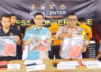 Tiga orang masyarakat resmi ditetapkan sebagai tersangka dan dilakukan penahanan oleh Satuan Reskrim Polres Pohuwato, terkait dengan aktivitas Pertambangan Illegal (PETI).