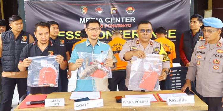 Tiga orang masyarakat resmi ditetapkan sebagai tersangka dan dilakukan penahanan oleh Satuan Reskrim Polres Pohuwato, terkait dengan aktivitas Pertambangan Illegal (PETI).