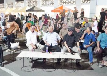 Wali Kota Gorontalo, Adhan Dambea bersama sejumlah pejabat di lingkup Pemkot Gorontalo tengah berada di kawasan kuliner pelataran Pasar Sentral, Sabtu (1/11/2025). (Foto: Prokopim)