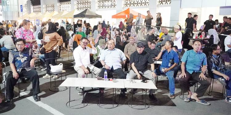 Wali Kota Gorontalo, Adhan Dambea bersama sejumlah pejabat di lingkup Pemkot Gorontalo tengah berada di kawasan kuliner pelataran Pasar Sentral, Sabtu (1/11/2025). (Foto: Prokopim)