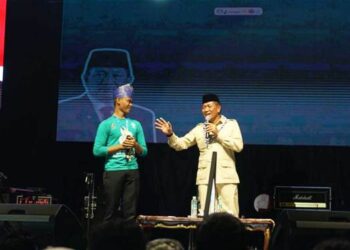 PERAN SAKA - Wamenhan RI Marsekal Madya TNI (Purn) Donny Ermawan, berinteraksi dengan seorang peserta Peran Saka Nasional di Buper Bongohulawa, Limboto, dalam kegiatan Jumpa Tokoh, Kamis (6/11) malam. (foto: dok/humasperansaka)