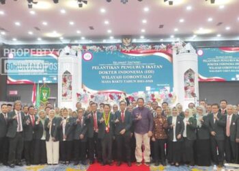 Ketua dan pengurus IDI Provinsi Gorontalo masa bakti 2025-2028 berpose dengan Gubernur Gorontalo, Ketua PB IDI Pusat, dan Kadinkes Gorontalo di Gedung Azlea Convention center Kota Gorontalo, Minggu(02/11/2025). (Foto: Roy/Gorontalo Post)