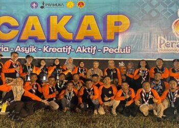 ‎SELALU SIAP - Wakil Gubernur Gorontalo Idah Syahidah Rusli Habibie bersama Ketua Satgas Pramuka Peduli Meyke Camaru, dan tim Pramuka Peduli Gorontalo foto bersama di Buper Bongohulawa, Limboto, dalam rangkaian Peran Saka Nasional 2025. (foto: dok/pramuka peduli)