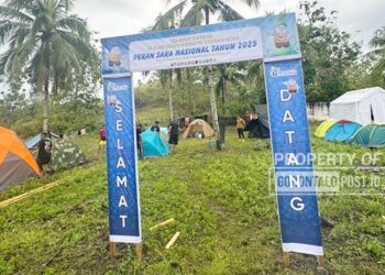 PERAN SAKA - Peserta putra kontingen daerah Aceh, sedang membangun tenda perkemahan tapak tenda putra Buper Bongohulawa, Ahad(2/11).(foto: jitro paputungan/ gorontalo post)