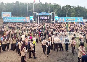 SAMPAI JUMPA - Ribuan Pramuka dari seluruh Indonesia memadati lapangan Buper Bongohulawa, saat penutupan Peran Saka Nasional 2025, Sabtu (8/11). (foto: jitro paputungan/ gorontalo post)