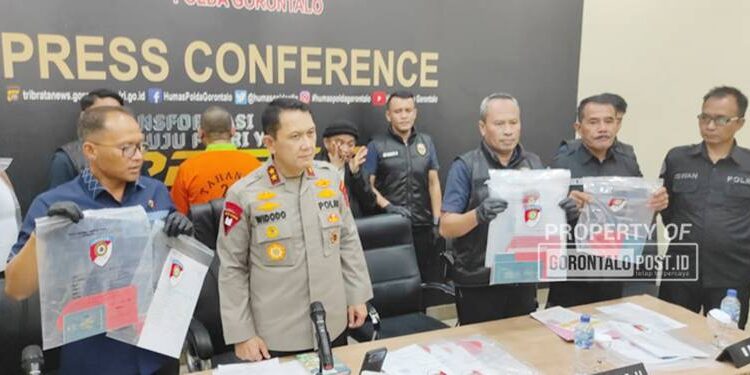 Penahanan oknum Aleg Deprov Gorontalo tersangka kasus dugaan Dugaan Penyelenggaraan Ibadah Haji Khusus Ilegal Selasa (11/11/2025). (Foto: Roy/Gorontalo Post)