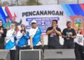 PENCANANGAN. Bupati Gorontalo Sofyan Puhi bersama Ketua TP PKK Maryam Sofyan Puhi didampingi Sekda Sugondo Makmur dan Ketua DWP saat menekan tombol pencanangan HUT Kabgor ke 352