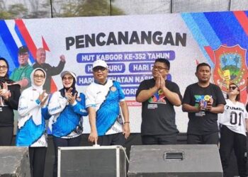PENCANANGAN. Bupati Gorontalo Sofyan Puhi bersama Ketua TP PKK Maryam Sofyan Puhi didampingi Sekda Sugondo Makmur dan Ketua DWP saat menekan tombol pencanangan HUT Kabgor ke 352