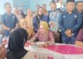 PENYERAHAN. Bupati Gorontalo Sofyan Puhi didampingi Ketua TP PKK Maryam Puhi Pago saat melihat langsung penyerahan BLTS di Kecamatan Telaga Biru