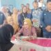PENYERAHAN. Bupati Gorontalo Sofyan Puhi didampingi Ketua TP PKK Maryam Puhi Pago saat melihat langsung penyerahan BLTS di Kecamatan Telaga Biru