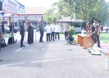 Kejari Pohuwato memusnahkan barang bukti tindak pidana yang telah berkekuatan hukum tetap di halaman Kantor Kejari Pohuwato pada Rabu (12/11/2025).