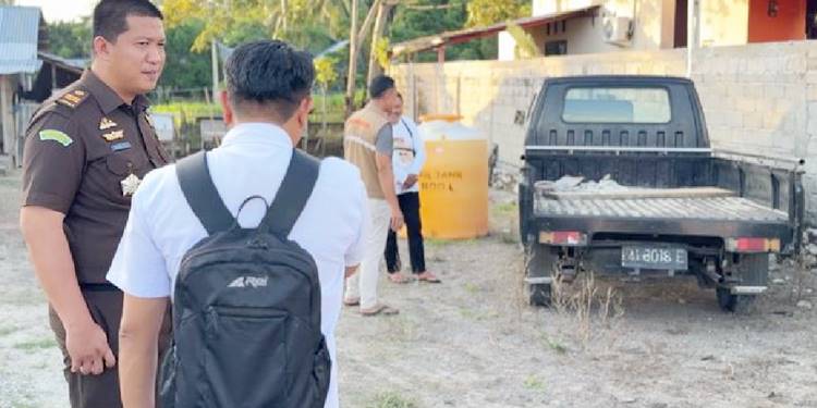 Penarikan. Mobil bak terbuka jenis L-300 oleh Kejari Bone Bolango, Kamis (27/11/2025).