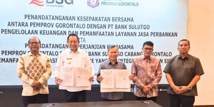 Gubernur Gorontalo, Gusnar Ismail dan Dirut BSG, Revino M. Pepah memperlihatkan dokumen kerjasama yang ditanda tangani.