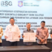 Gubernur Gorontalo, Gusnar Ismail dan Dirut BSG, Revino M. Pepah memperlihatkan dokumen kerjasama yang ditanda tangani.