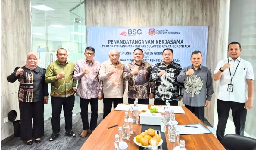 Foto bersama antara Wabup Gorontalo, Tonny S. Yunus bersama jajaran dan Dirut BSG, Revino M. Pepah bersama jajaran.
