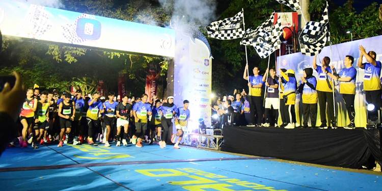 SPORT TOURISM - Ribuan runners memadati garis start pada pelaksanaan Gorontalo Half Marathon (GHM) 2025, berlangsung di Kota Gorontalo, Ahad (7/12). (foto: haris/diskominfotik)