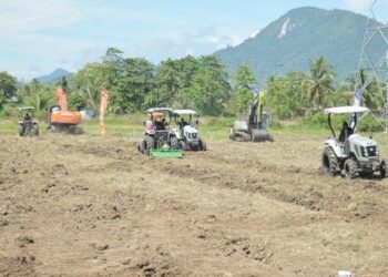 KETAHANAN PANGAN- Pemerintah melakukan program percetakan sawah baru seluas 5.642 hektare di Gorontalo. Program ini dimulai Senin (8/12) di Desa Manunggal Karya, Kecamatan Randangan, Pohuwato. (foto: ryan/diskominfotik)