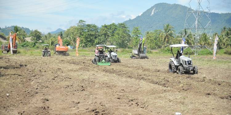KETAHANAN PANGAN- Pemerintah melakukan program percetakan sawah baru seluas 5.642 hektare di Gorontalo. Program ini dimulai Senin (8/12) di Desa Manunggal Karya, Kecamatan Randangan, Pohuwato. (foto: ryan/diskominfotik)