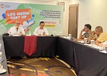 Kepala Kantor Perwakilan LPS III, Fuad Zaen dan Deputi Kepala Kantor Perwakilan LPS III Deputi bersama para media dalam kegiatan Meet Up, di Aston Gorontalo, Senin (1/1/2025).
