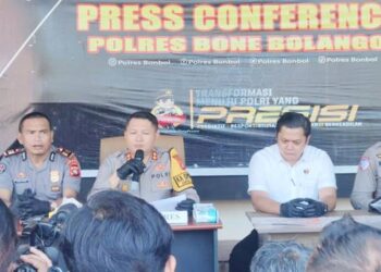 Kapolres Bone Bolango AKBP Supriantoro saat memberikan keterangan pers Rabu (31/12). Foto : Natharahman/ Gorontalo Post. 