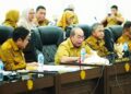 Wali Kota Gorontalo, Adhan Dambea didampingi Sekda Ismail Madjid ketika membahas anggaran dengan DPRD Kota Gorontalo, Senin (29/12/2025). (Foto: Prokopim)