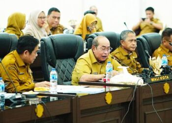Wali Kota Gorontalo, Adhan Dambea didampingi Sekda Ismail Madjid ketika membahas anggaran dengan DPRD Kota Gorontalo, Senin (29/12/2025). (Foto: Prokopim)